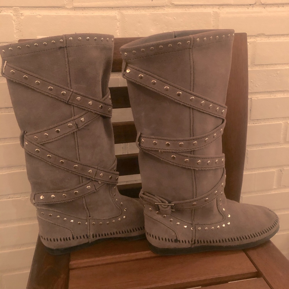 Minnetonka Tall Gray Boots (Size 6)